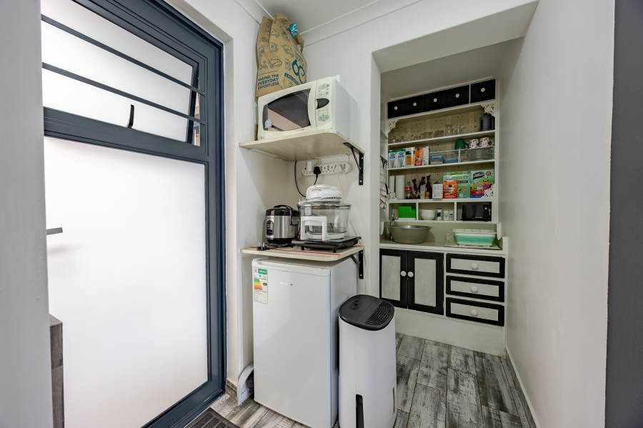 6 Bedroom Property for Sale in Flamingo Vlei Western Cape